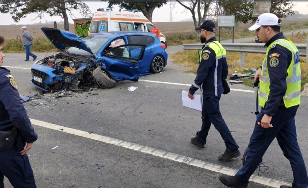 Prăpăd pe DN 22 în această dimineață! Două mașini s-au făcut praf: 6 oameni au ajuns de urgență la spital