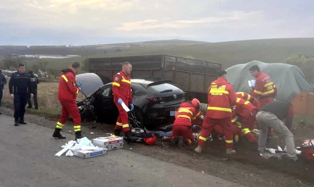 ACUM! O persoană SE ZBATE ÎNTRE VIAȚĂ ȘI MOARTE! Accident cumplit cu PATRU VICTIME!