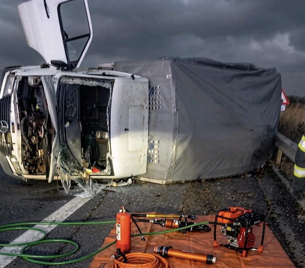 ACUM. ACCIDENT GRAV pe A1! O dubă plină cu animale s-a răsturnat! RĂNIȚĂ transportați la SPITAL!