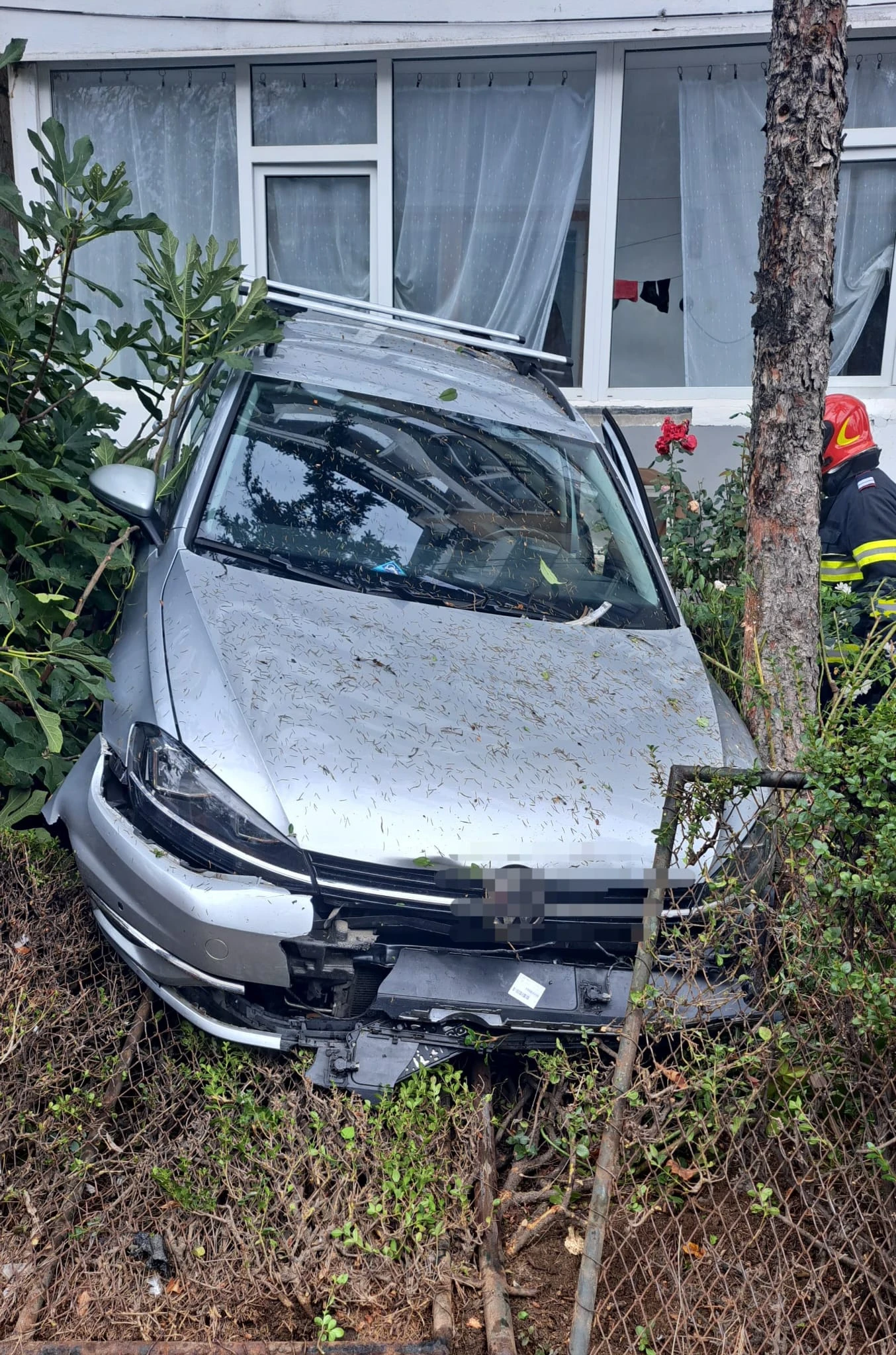 ACUM. ACCIDENT ȘOCANT în Pitești! O mașină a INTRAT în balconul unui bloc din cartierul Exercițiu!