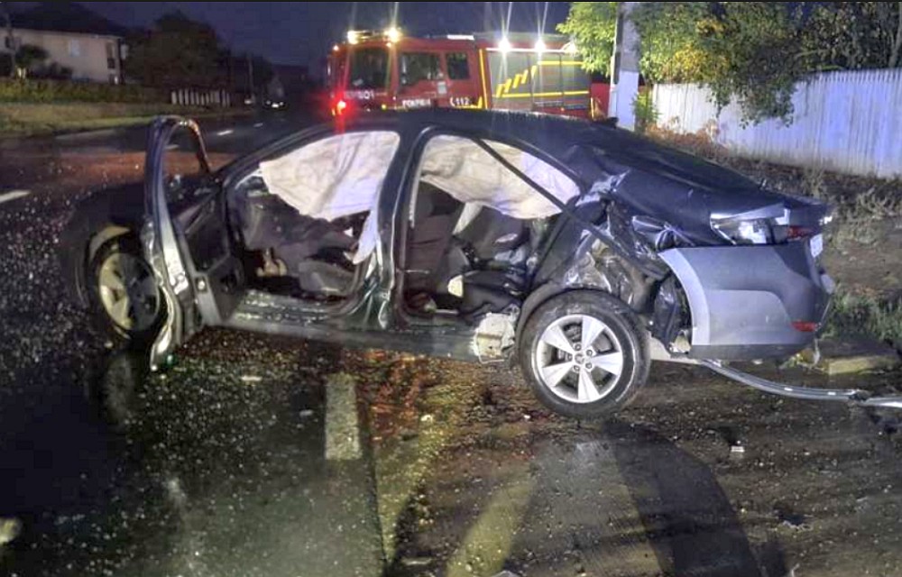 ACCIDENT GRAV! Mașină făcută praf, două persoane transportate de URGENȚĂ la SPITAL! 