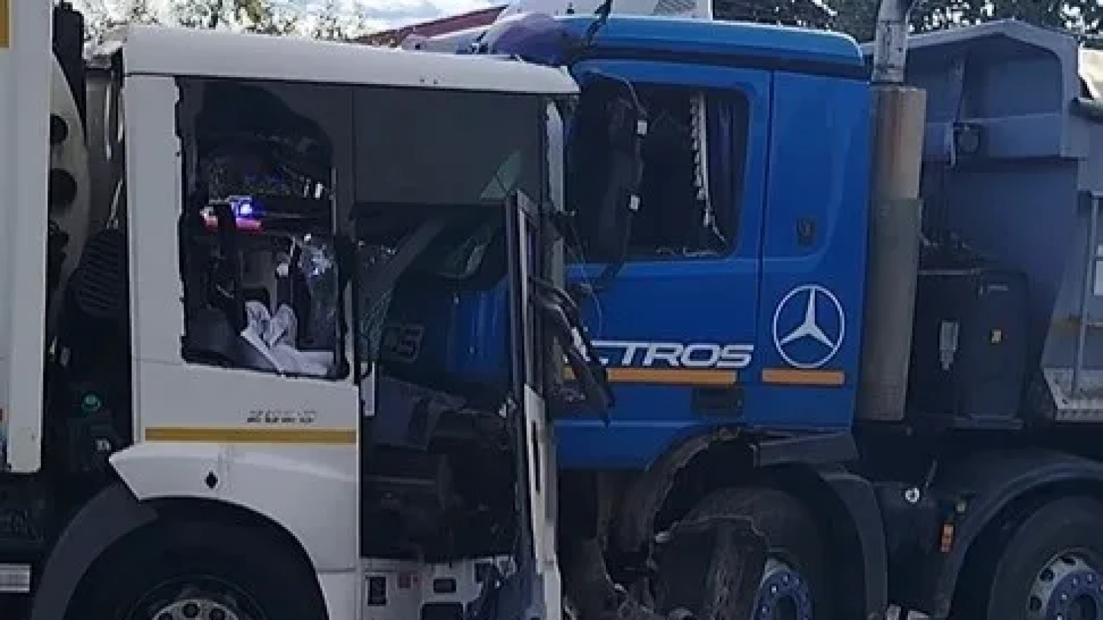 ACCIDENT GRAV! AUTOSPECIALĂ de SALUBRITATE SPULBERATĂ de un TIR! Un bărbat GRAV rănit!