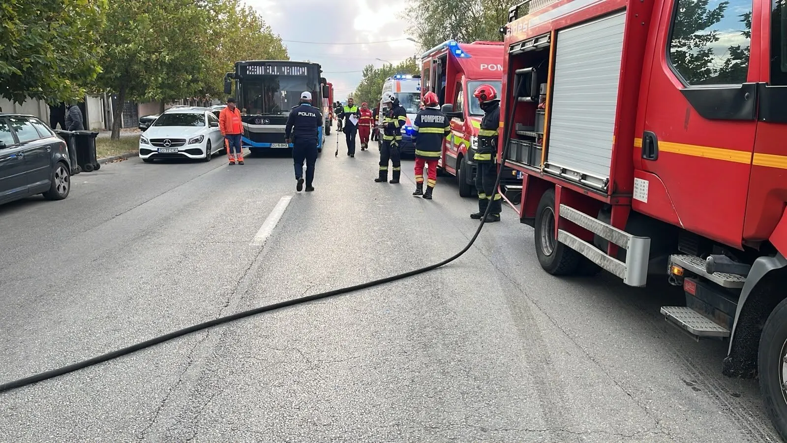 TRAGEDIE la Craiova! ACCIDENT GRAV între un autobuz și un autoturism! Planul Roșu de Intervenție, activat: o persoană a murit!
