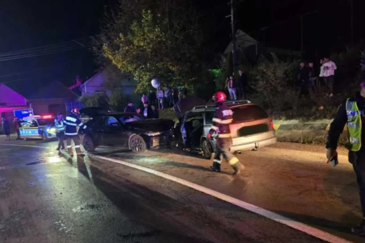 ACCIDENT GRAV pe DN 14! Cinci persoane implicate, un bărbat a rămas blocat în mașină. Traficul, oprit pe ambele sensuri!