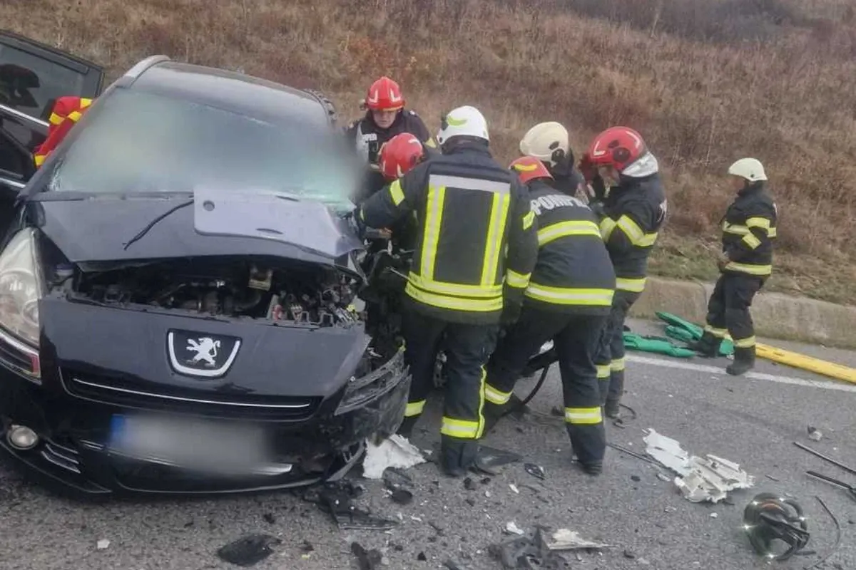 Accident violent între două mașini și un TIR! Patru persoane, printre care doi copii de 1 și 3 ani, au fost rănite. Un bărbat a rămas încarcerat!