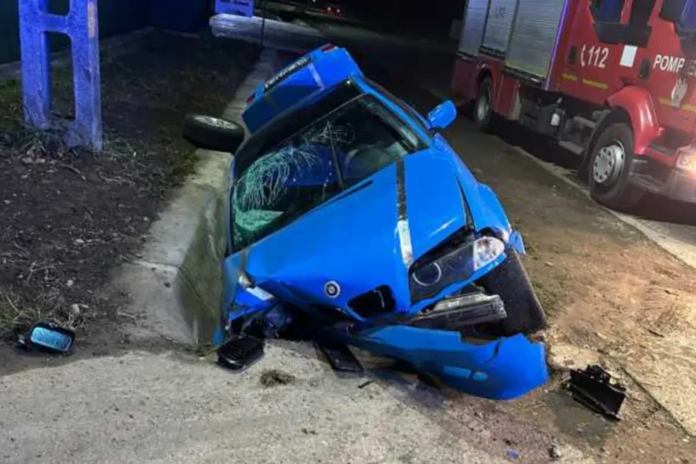 ÎNFIORĂTOR! CINCI TINERI, printre care și o fată de 14 ani, duși de urgență la spital! S-au înfipt cu mașina într-un cap de pod!