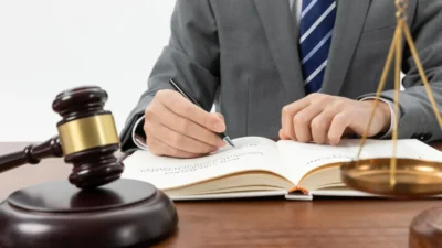 ROMÂNII ÎȘI PUN SĂNĂTATEA ȘI BĂNII ÎN MÂINILE CHATGPT! Inteligența artificială, folosită pe post de medic, psiholog și avocat. Ce riscuri ascunde?