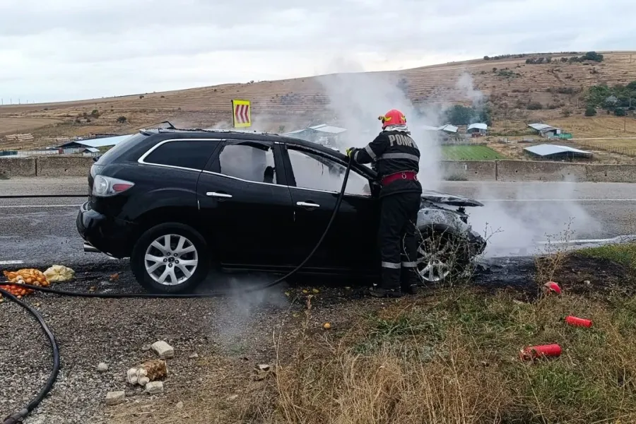 ALERTĂ! Mașina a luat foc cu doi copii la bord! Pompierii au intervenit de urgență!