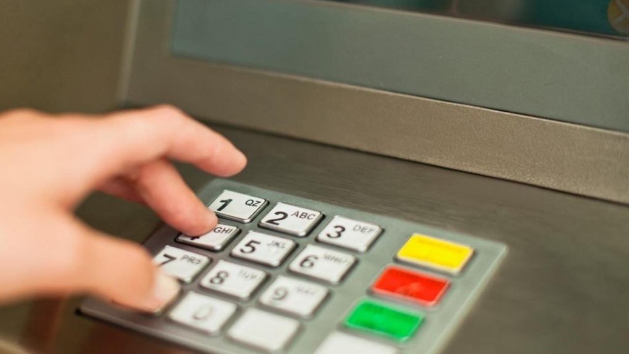 Schimbare uriașă la toate bancomatele din țară! Ce se întâmplă când bagi cardul să scoți bani?