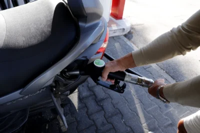 LOVITURĂ CRUNTĂ pentru toți șoferii! Ce se întâmplă cu motorina până în 2027: E JALE la pompă!