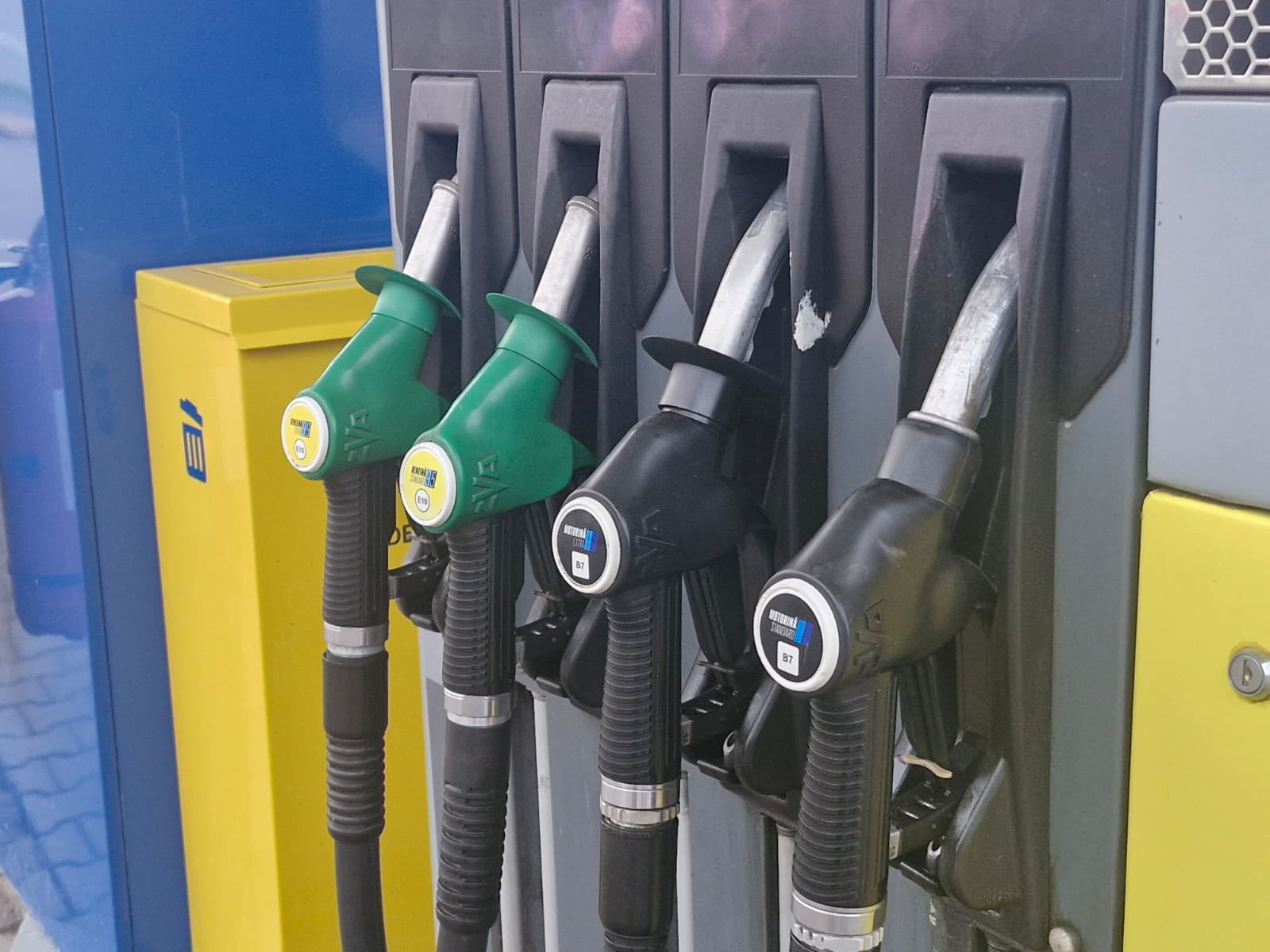 Lovitură grea pentru toți șoferii! S-a spart pragul de 10 lei la benzină: Cât a ajuns să coste litrul de azi?