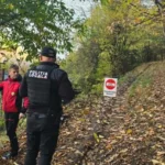 INCONȘTIENȚĂ CRIMINALĂ pe un traseu montan! Un ciclist, rănit de o sârmă întinsă la nivelul gâtului! Obstacolul ar fi fost montat intenționat!