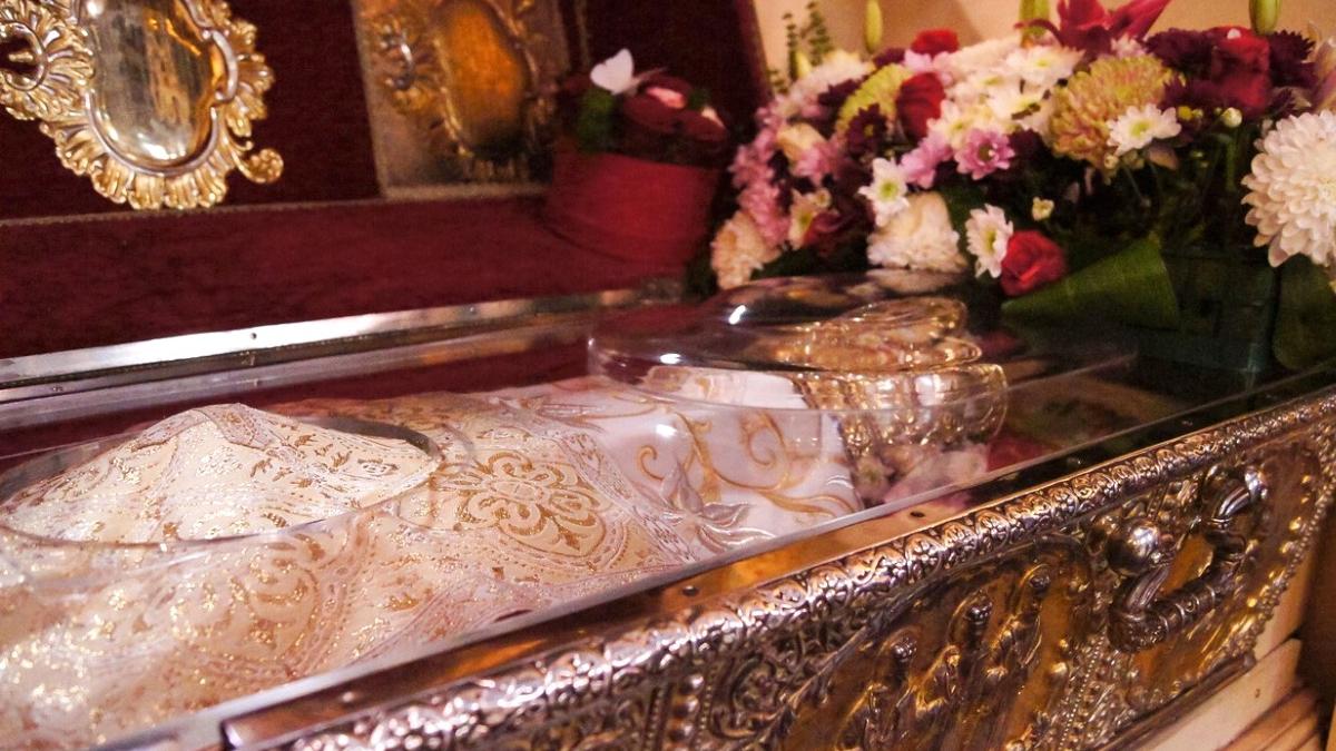 Secretul ascuns în racla Sfintei Parascheva! De ce sfânta este îmbrăcată în două rânduri de veșminte!