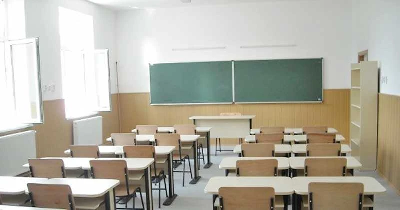 INCIDENT GRAV ÎN LICEU! UN ELEV DE 15 ANI A PULVERIZAT SPRAY IRITANT-LACRIMOGEN PE HOLUL ȘCOLII. O FATĂ DE 13 ANI A AVUT NEVOIE DE ÎNGRIJIRI MEDICALE, IAR POLIȚIA A DESCHIS DOSAR PENAL!
