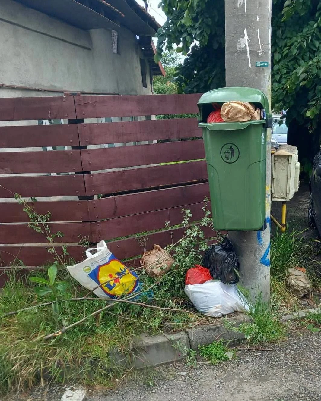 SALUBRITATE 2000 SA ANUNȚĂ: NU depozitați deșeurile  menajere, generate în casă, în/lângă coșurile stradale!  