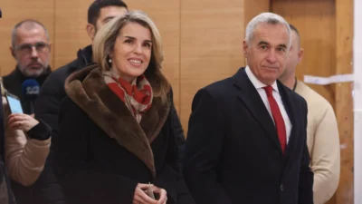 Soția lui Călin Georgescu a rupt tăcerea la miezul nopții! Ce le-a transmis oamenilor din fața arestului?