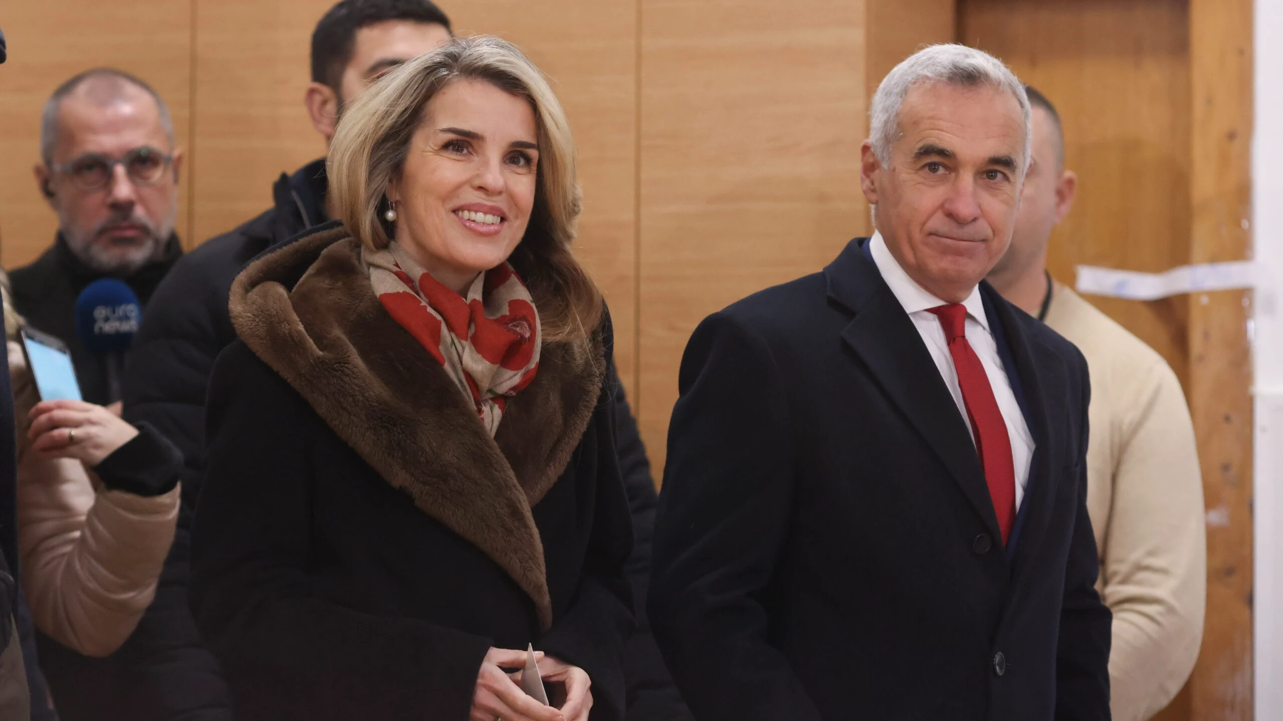 Soția lui Călin Georgescu a rupt tăcerea la miezul nopții! Ce le-a transmis oamenilor din fața arestului?
