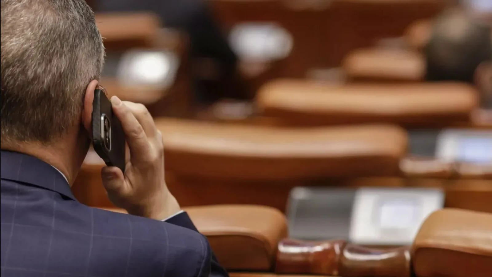 SCANDAL ÎN PARLAMENT! ChatGPT a intrat în Legislativ și a luat locul inteligenței umane. Un deputat USR cere teste antidrog pentru aleși!