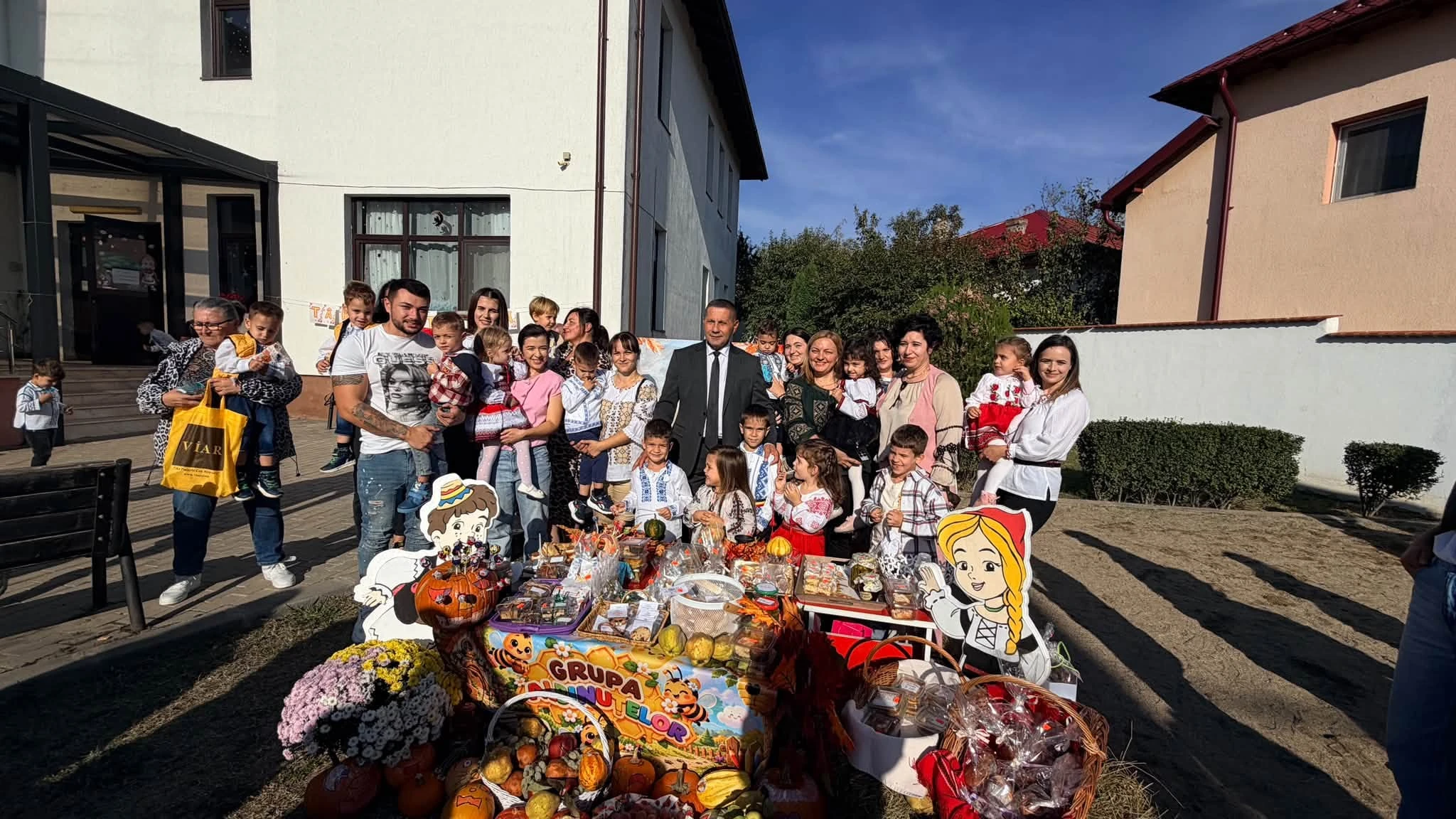 Toamna a adus culoare și bucurie în școlile și grădinițele din Bradu! Primarul Dan Stroe, alături de copii, părinți și cadre didactice!