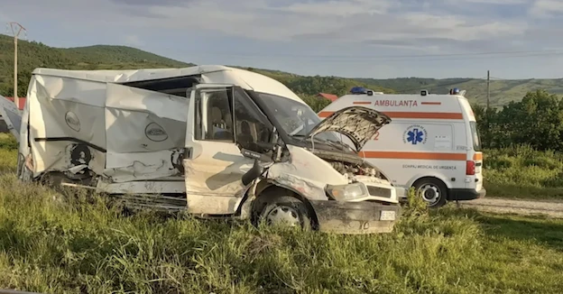 IMPACT DEVASTATOR între un microbuz și o mașină! Patru persoane duse de urgență la spital!