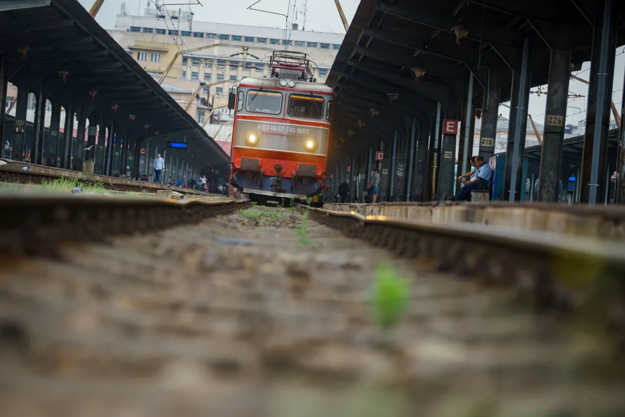 ALERTĂ ! O persoană, lovită de un tren în timp ce garnitura pleca din stație! Incident grav!