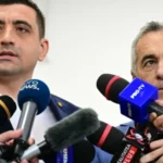 George Simion a făcut apel la proteste! Câți oameni au venit joi seară la Arestul Central! Scandări pentru Călin Georgescu!!