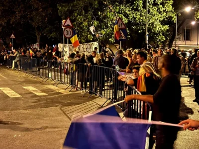 „CĂLIN GEORGESCU, ÎN AREST, SUSȚINĂTORII ÎN STRADĂ! A 11-A NOAPTE DE MANIFESTAȚII”.