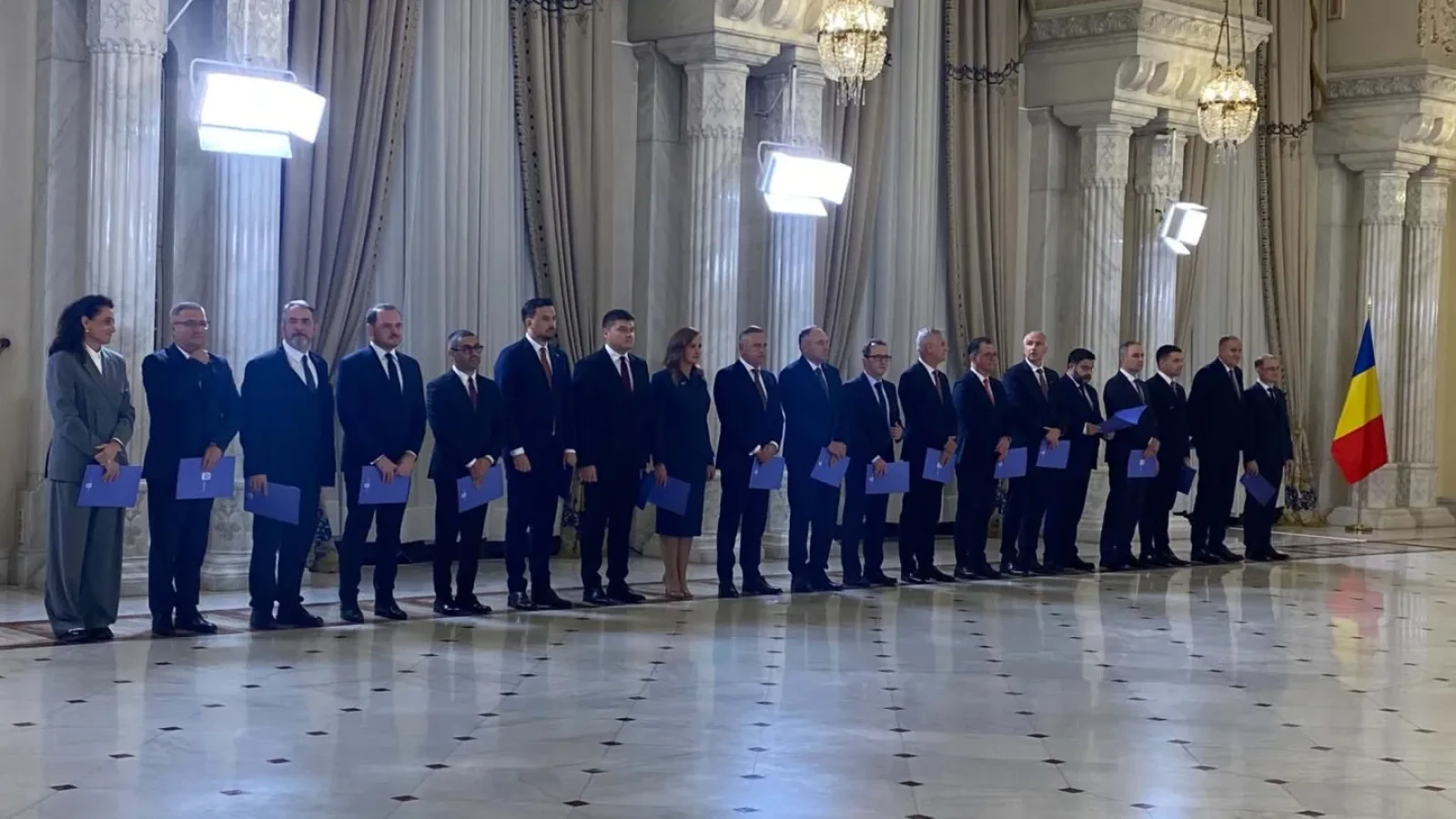 Gafă la Cotroceni! Trei miniștri din Guvernul Niculescu au uitat de Biblie la depunerea jurământului. Au început cu stângul!