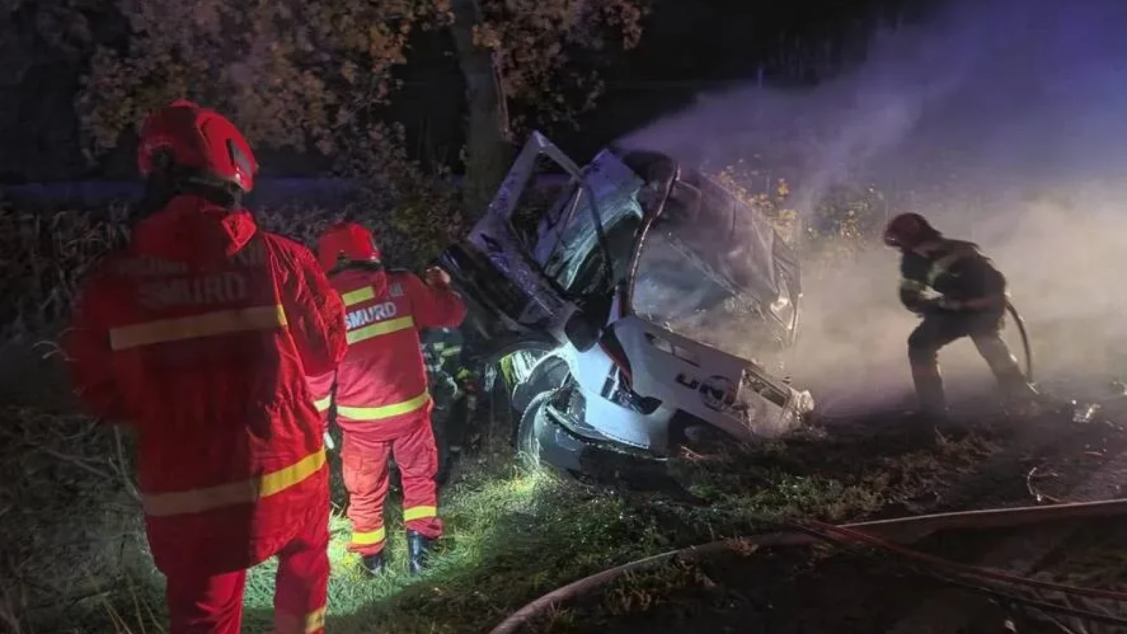 TRAGEDIE în această dimineață! Doi șoferi au murit într-un accident violent! O autoutilitară a ars complet!