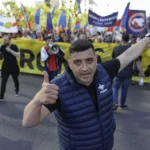 SIMION, ALĂTURI DE GEORGESCU! APEL LA PROTESTE: „SĂ NU ÎL LĂSĂM SINGUR! SĂ FIE IARĂȘI PUHOI DE LUME!”