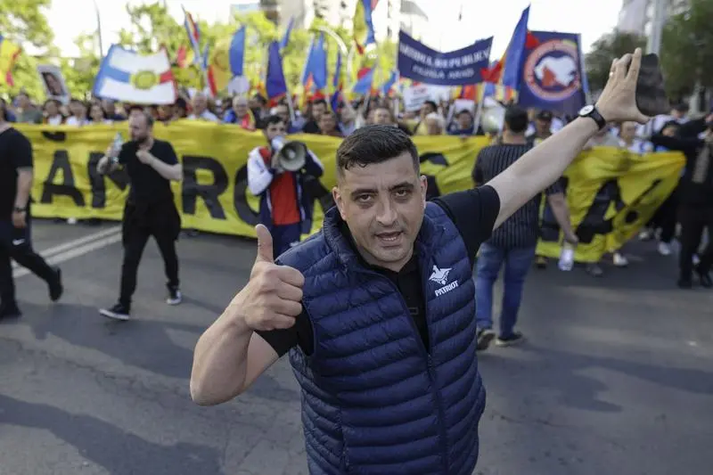 SIMION, ALĂTURI DE GEORGESCU! APEL LA PROTESTE: „SĂ NU ÎL LĂSĂM SINGUR! SĂ FIE IARĂȘI PUHOI DE LUME!”