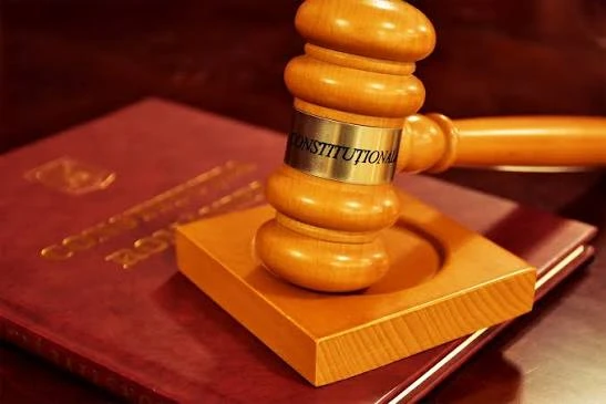 DECIZIE-ȘOC LA CCR: Minorii INFRACTORI sub 14 ani nu mai pot fi DUȘI cu FORȚA în CENTRE specializate!