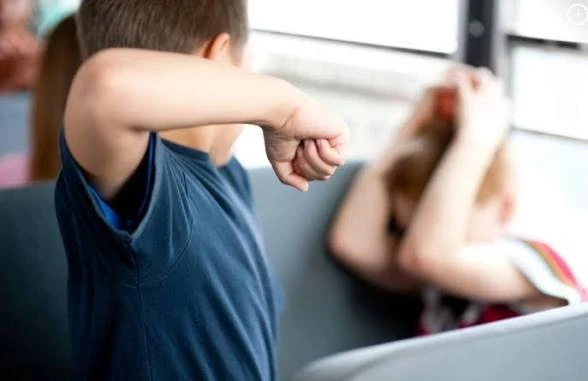 ȘOC în ȘCOLI! Un ELEV de 14 ani, BĂTUT și AMENINȚAT cu MOARTEA de un alt coleg. A fost NEVOIE de ORDINE de PROTECȚIE!