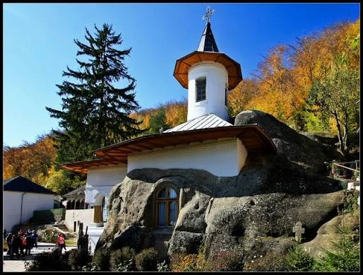 INCREDIBIL! Icoana pe care NIMENI nu o poate EXPLICA: Ce ASCUNDE biserica SĂPATĂ în STÂNCĂ de la Nămăiești?