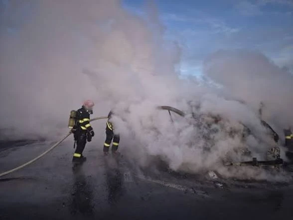 PANICĂ pe A1! Dubă CUPRINSĂ DE FLĂCĂRI lângă benzinărie – Pericol de EXPLOZIE!