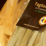 TRICOLORUL CARE ÎI PĂCĂLEȘTE PE ROMÂNI LA RAFT! Ce se ascunde în spatele etichetelor „românești”