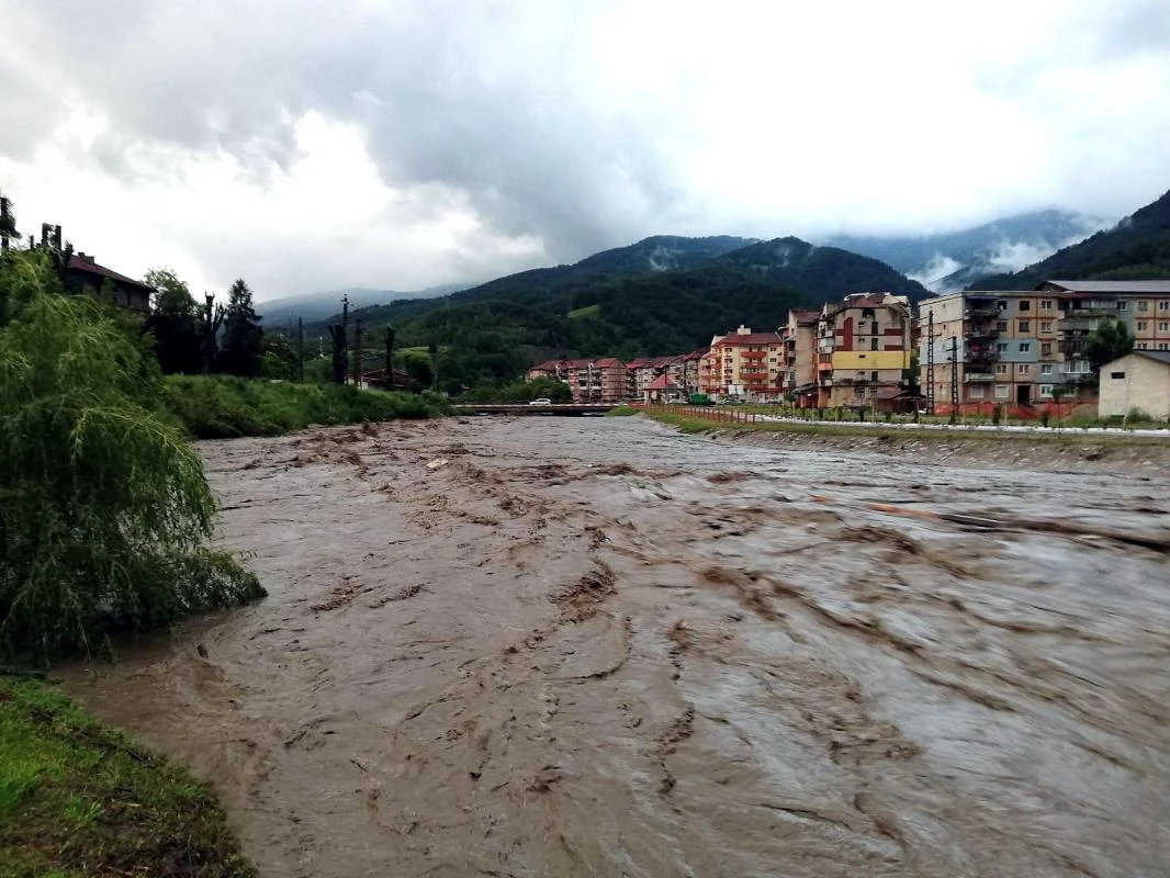 ALERTĂ HIDROLOGICĂ! COD PORTOCALIU și COD GALBEN de inundații în mai multe județe! Râurile pot ieși din matcă în următoarele 48 de ore!
