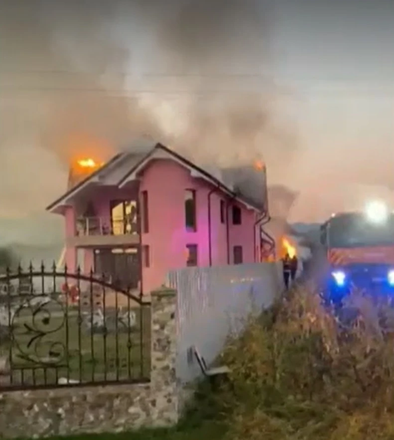 CUMPLIT! Au rămas fără ACOPERIȘ deasupra caputlui! CASĂ MISTUITĂ de FLĂCĂRI!