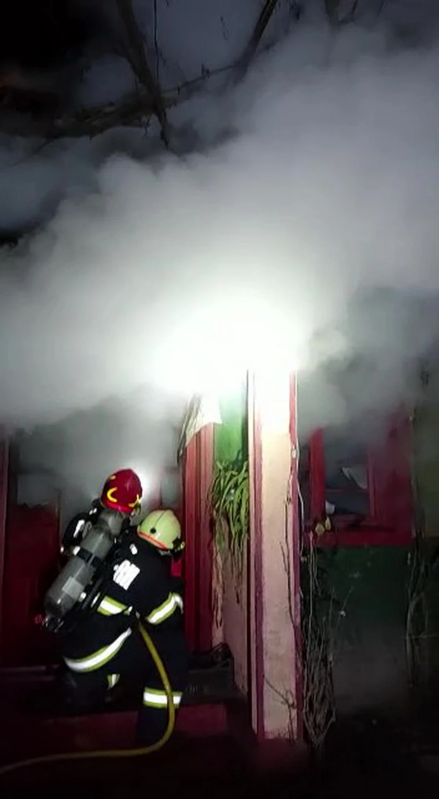 INCENDIU ÎNTR-O GOSPODĂRIE DIN ARGEȘ! DOUĂ PERSOANE, RĂNITE ȘI CU ATAC DE PANICĂ, DUPĂ CE A IZBUCNIT FOCUL ÎN LOCUINȚĂ!