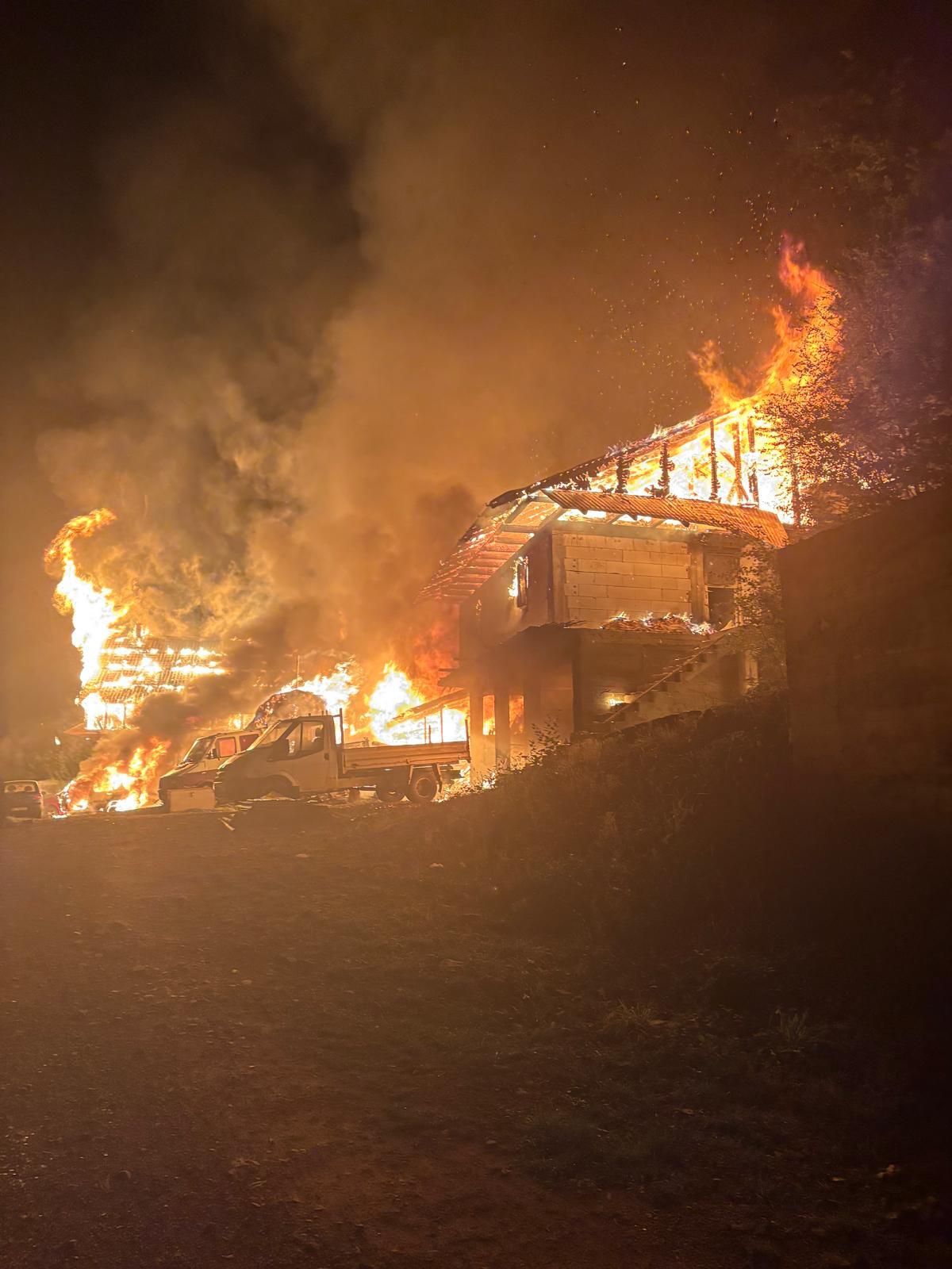 ALERTĂ! Mănăstire în FLĂCĂRI! Flăcările au cuprins totul! Sunt persoane rănite! 