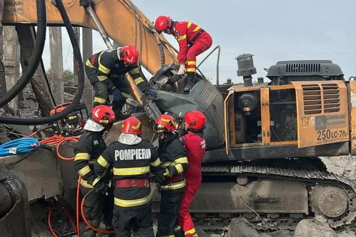 TRAGEDIE LA DEMOLĂRI! Se intervine de urgență după ce un om a fost strivit de o grindă de beton