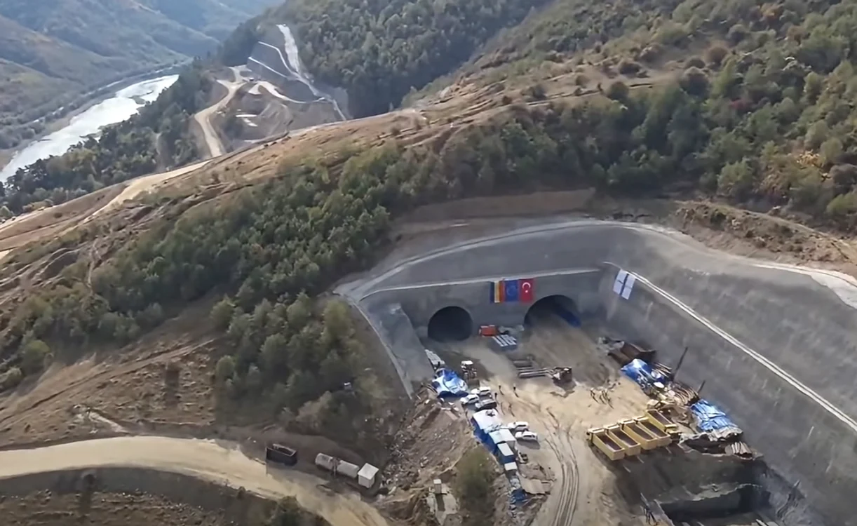 ACUM!!! . BLOCAJ PE AUTOSTRADA SIBIU–PITEȘTI! Constructorii pot lucra pe doar 45% din șantier. Acuzații la adresa ministrei Mediului.