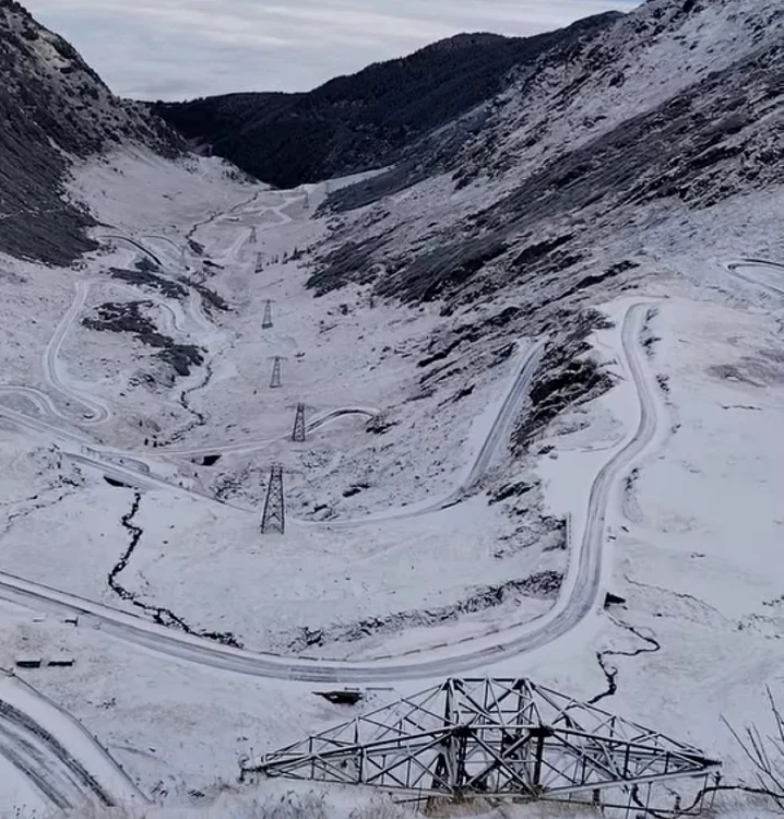 ALERTĂ pe Transalpina! DN 67C a fost închis temporar din cauza ninsorilor. Șoferii nu mai pot circula între Rânca și Obârșia Lotrului!