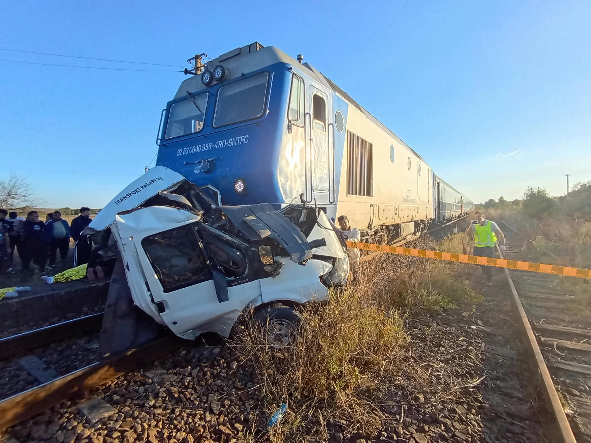 Tragedie! O fetiță de 7 ani și trei adulți au murit după ce autoutilitara a fost lovită de tren!