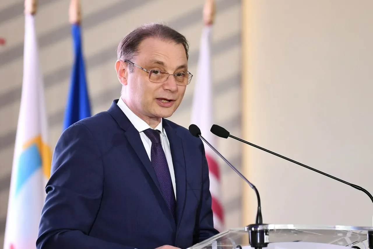 JOI, ZI DECISIVĂ PENTRU ROMÂNIA! Luca Niculescu depune lista miniștrilor și programul de guvernare. Miza uriașă: 233 de voturi pentru noul Guvern!