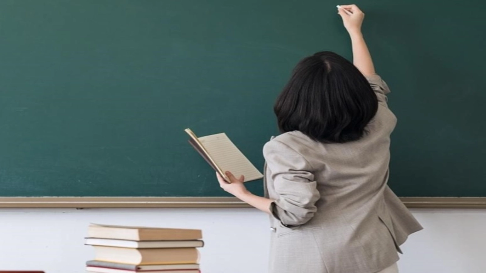 Bătaie cruntă între profesoare la un liceu de top! A fost strânsă de gât și lovită în gură cu un vape!