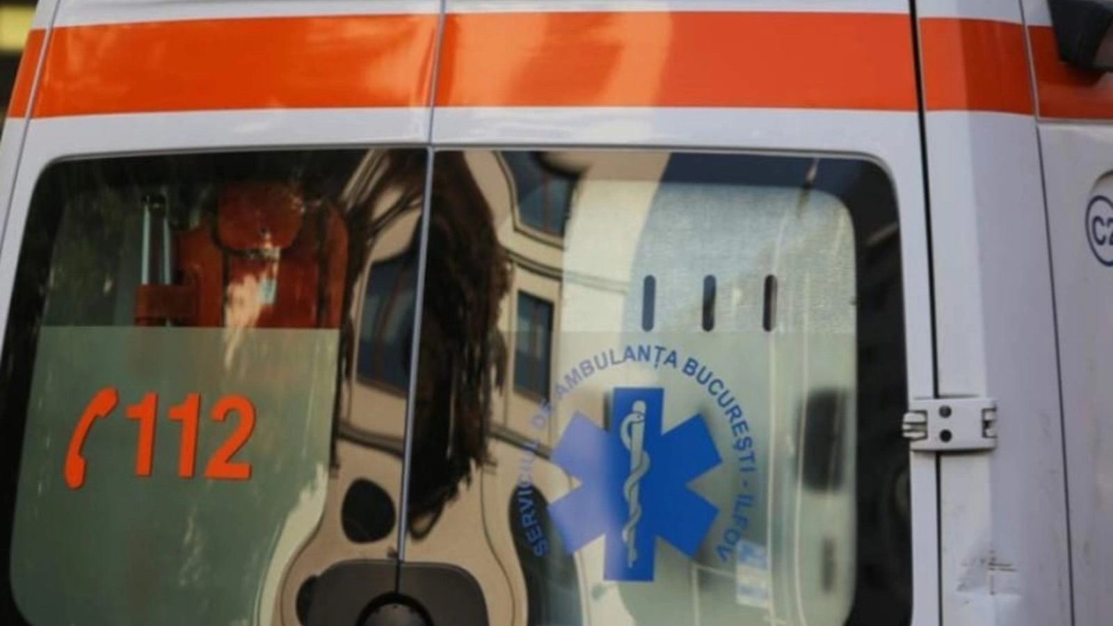 ACCIDENT ȘOCANT! Doi copii de 4 și 7 ani, răniți după ce mașina în care se aflau s-a răsturnat într-un râu! Un câine ar fi provocat tragedia!