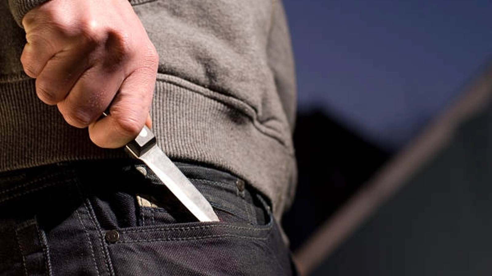 ALERTĂ! Un bărbat înarmat cu un cuțit a atacat un polițist din echipa de asalt. Agentul a deschis focul.