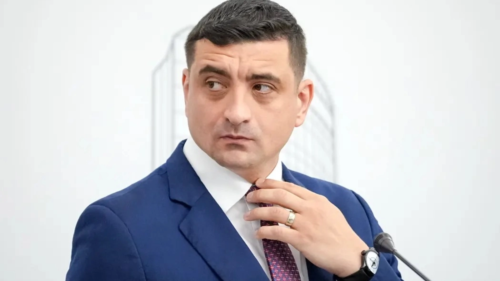 ALERTĂ PE SCENA POLITICĂ! GEORGE SIMION SUSȚINE CĂ VOR SĂ-L ARESTEZE: „VOR SĂ MĂ ARESTEZE”. DE CE NU A MERS LA ARESTUL CENTRAL, UNDE ESTE CĂLIN GEORGESCU!