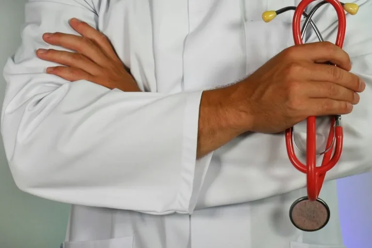 ROMÂNII, LĂSAȚI LA COADĂ? O doctoriță nu mai înscrie pacienți ucraineni și reclamă probleme în sistemul medical .